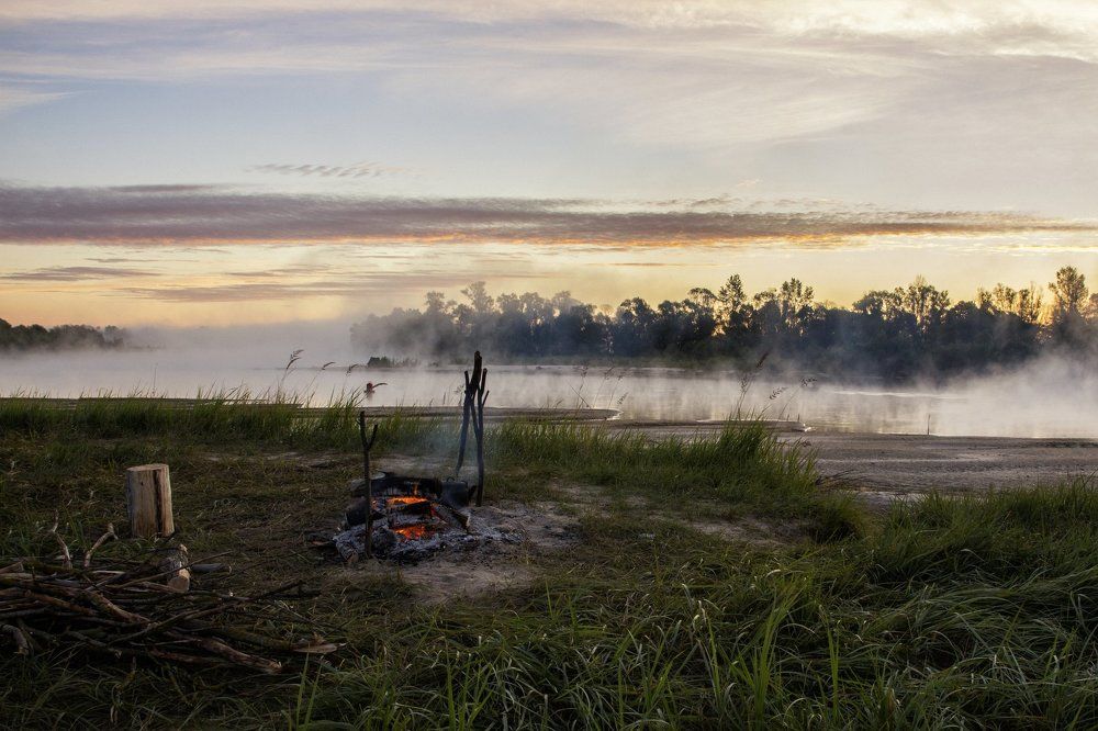 Костер  над рекой туманным утром