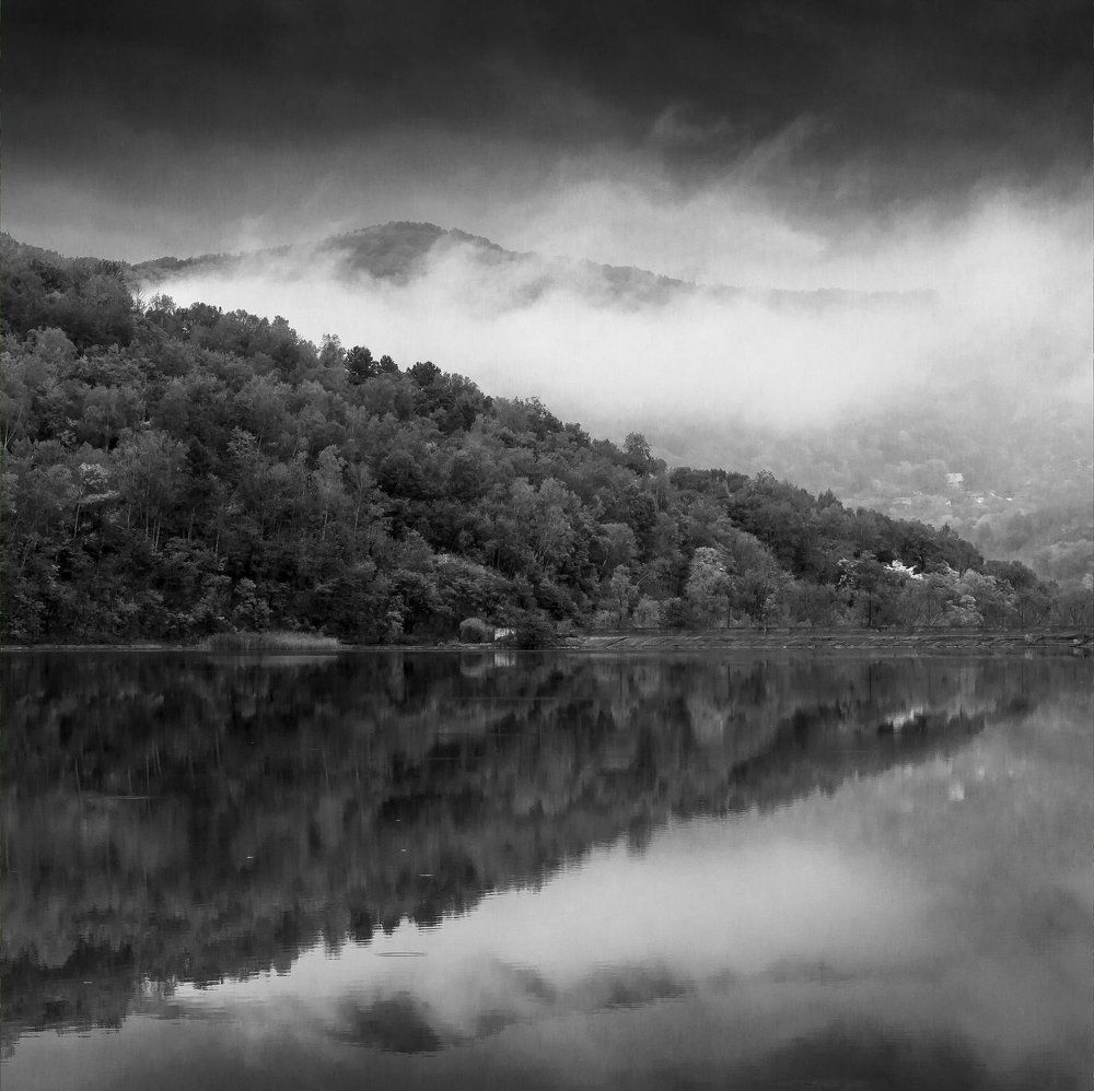 Седые сопки кутает туман