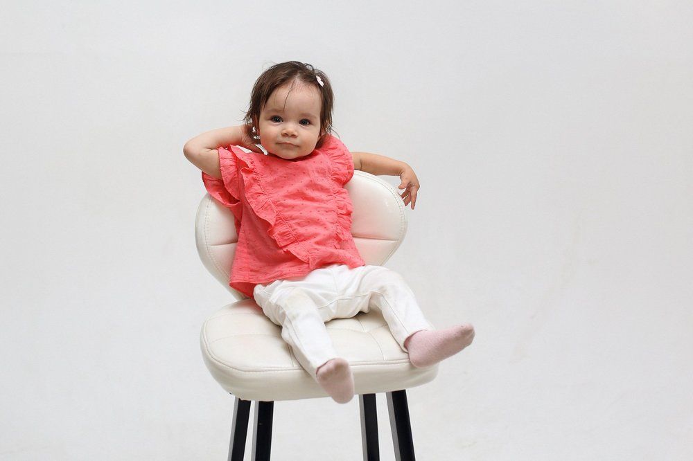 малышка позирует