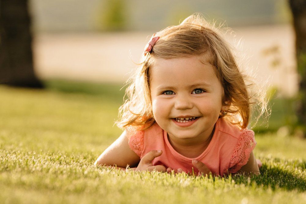 Игривая малышка в лучиках заката