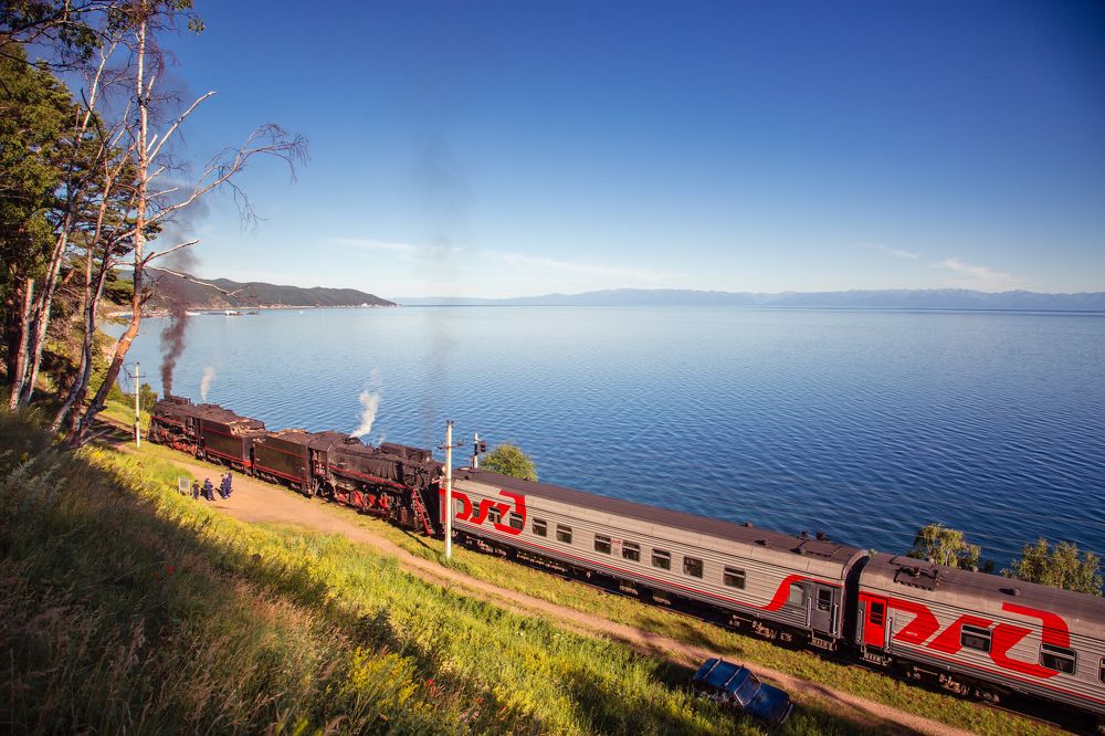 Ретро поезд на фоне Порта Байкала и Листаянки