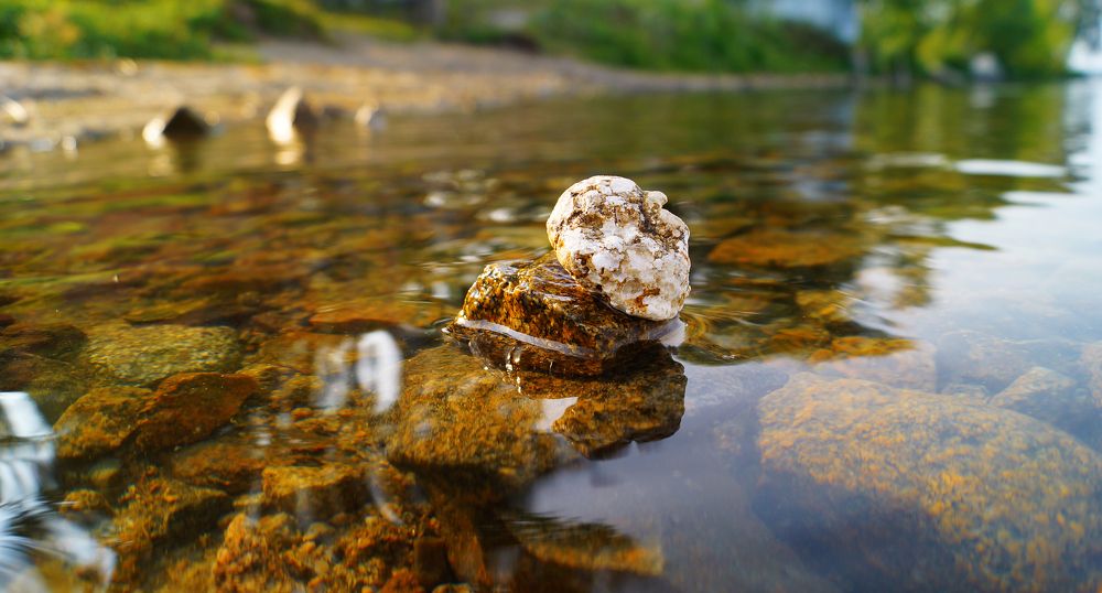 Камни в воде на берегу озера
