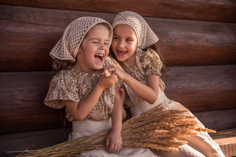 Две подружки -хохотушки