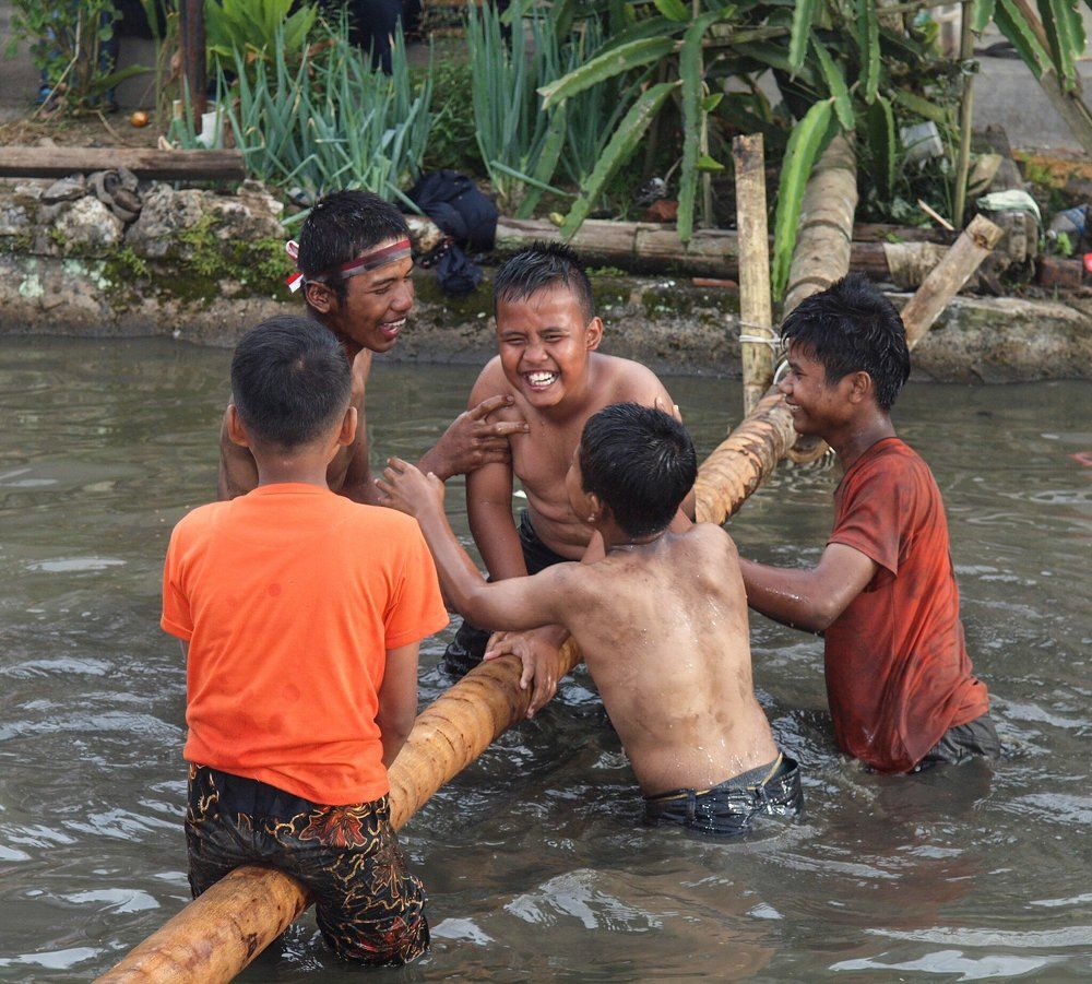 children who play happily