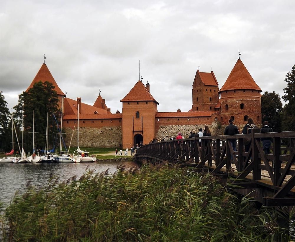 Путь к Тракайскому замку. - The path to Trakai Castle.