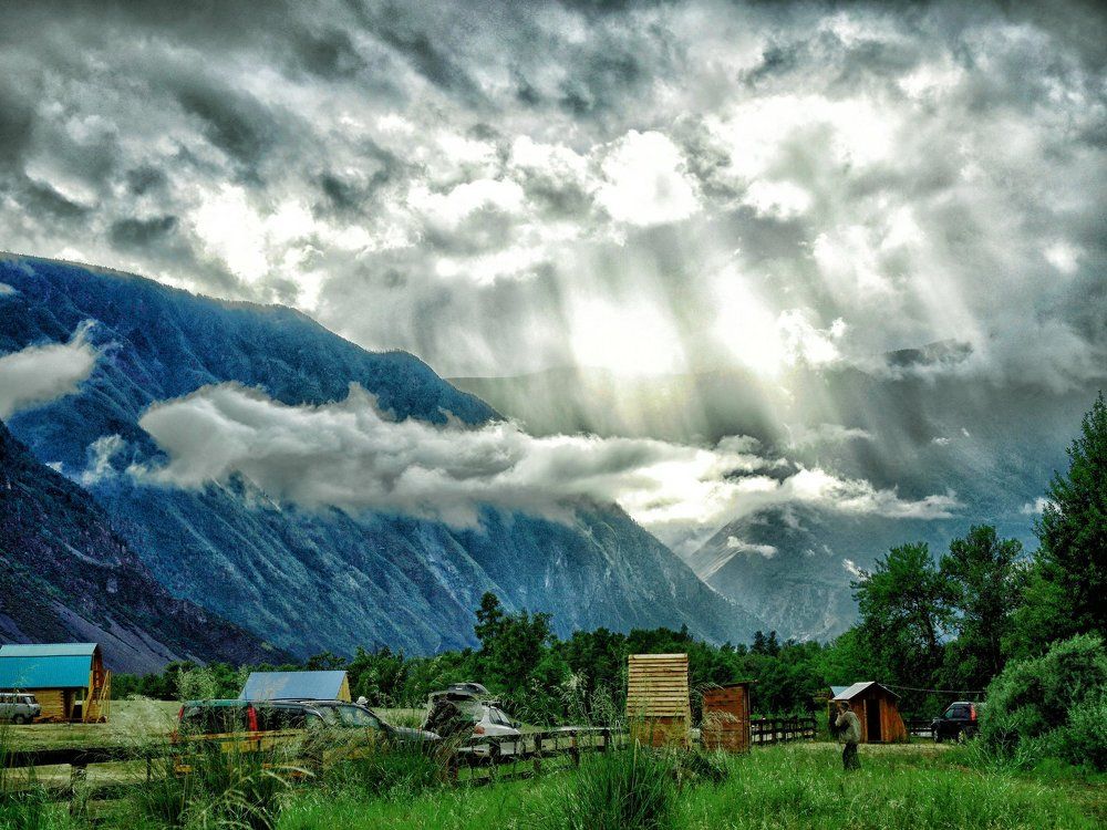 Лучи солнца сквозь тучи и туман