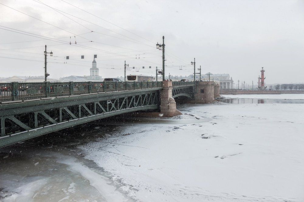 Дворцовый мост в Санкт-Петербурге.