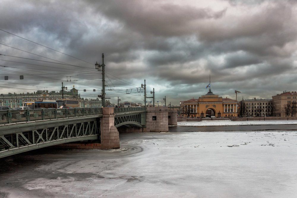 Дворцовый мост в Санкт-Петербурге.