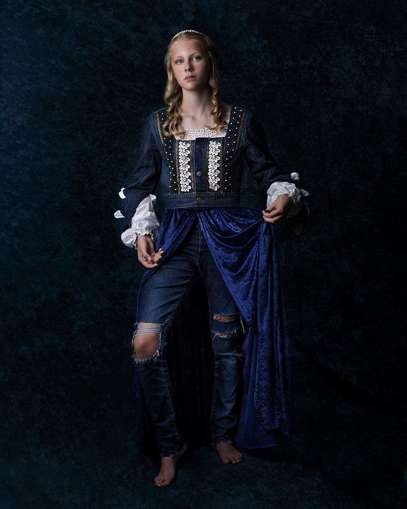 Jolijn with ripped jeans