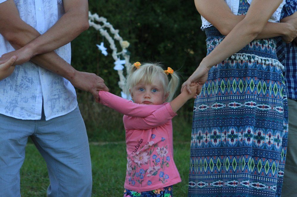 Возьмемся за руки