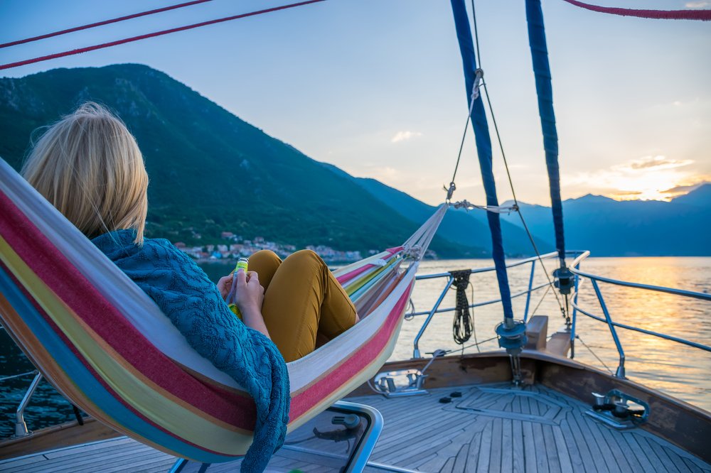 Морская прогулка на яхте во время заката.