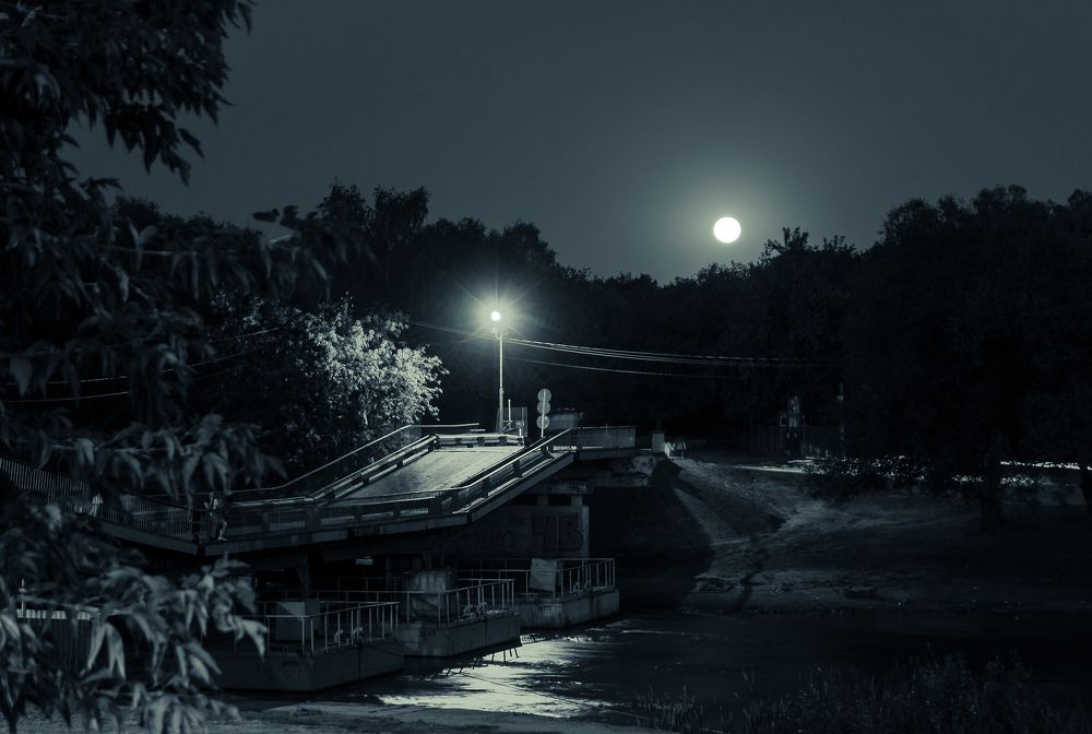 Ночь. Улица. Фонарь. Полная луна.