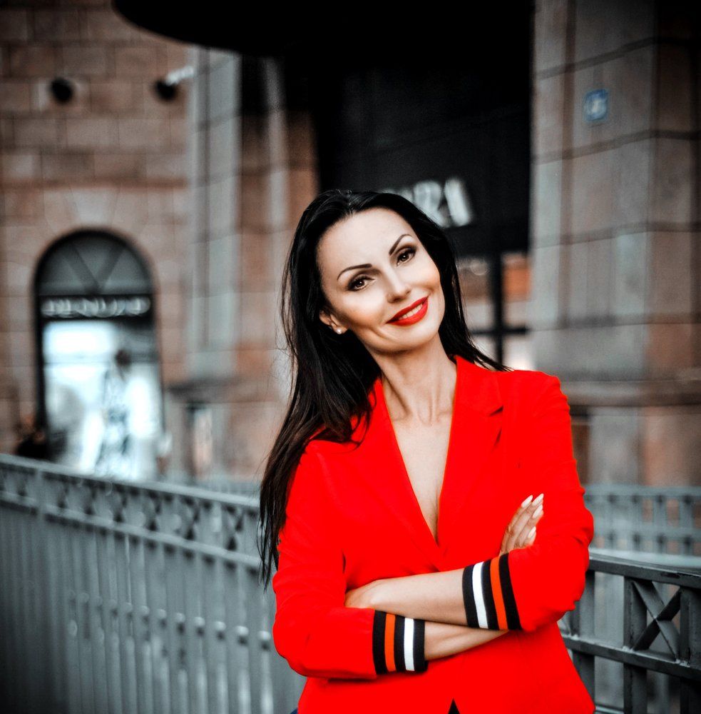 Девушка в красном