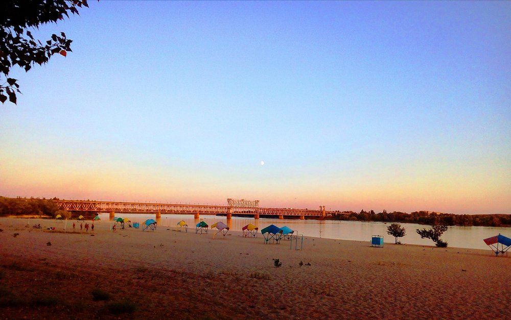 Вечерний вид на мост в Кременчуге