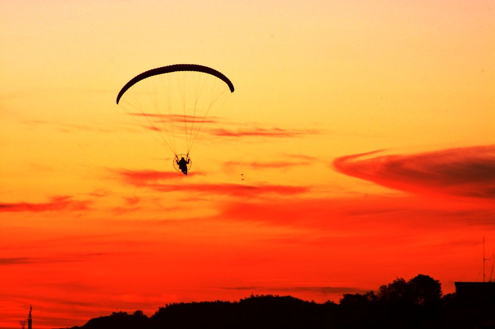 Парапланерист над Волгой