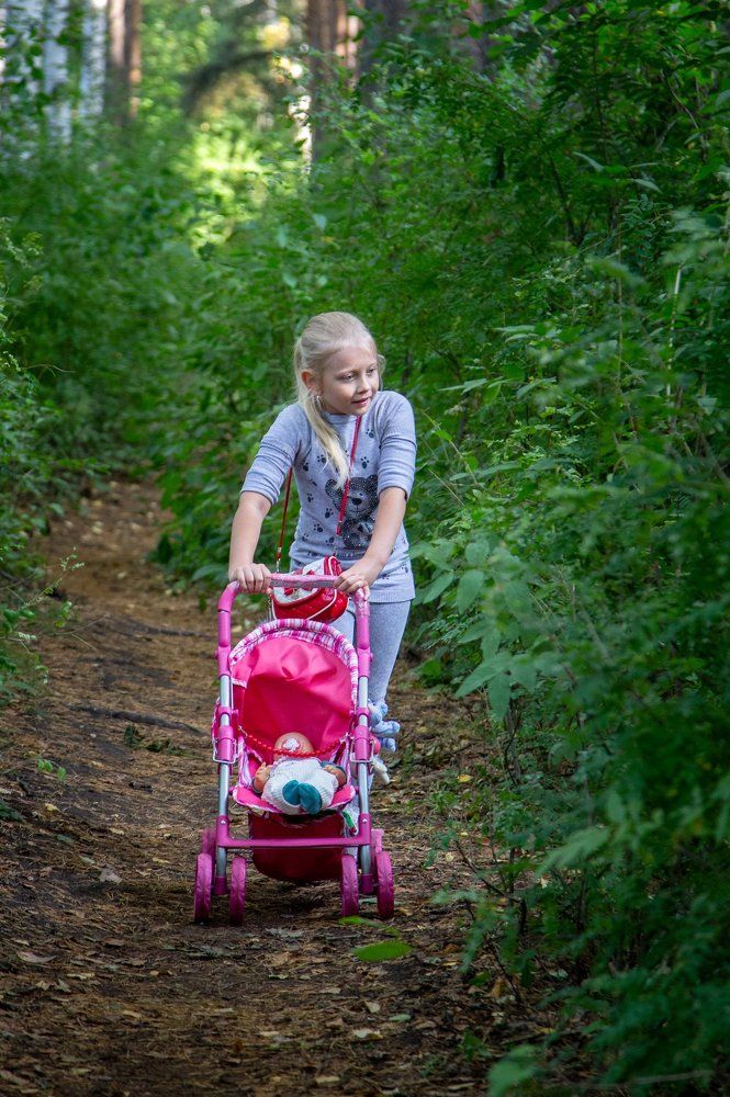 Портрет девочки с коляской.