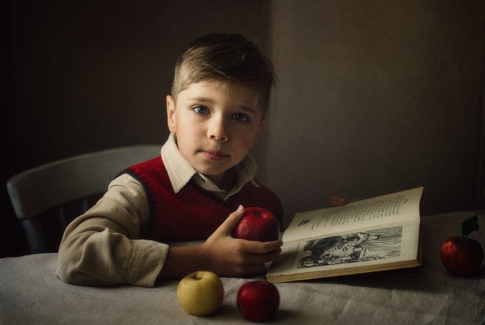 Мальчик. Книга. Яблоки.