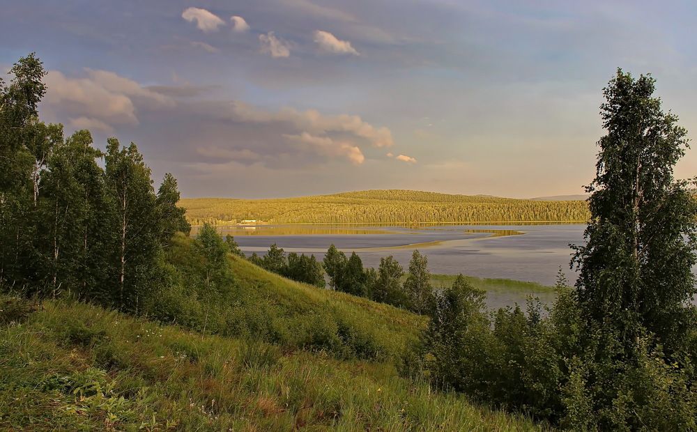В лучах уходящего солнца.