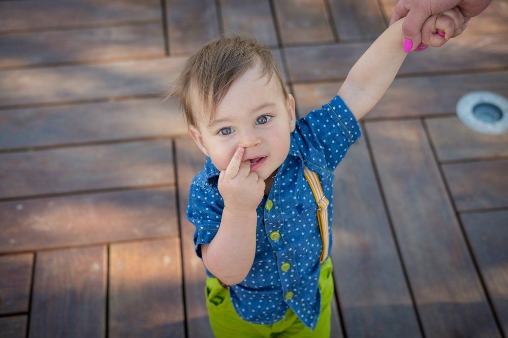 Малыш на прогулке солнечным утром в парке