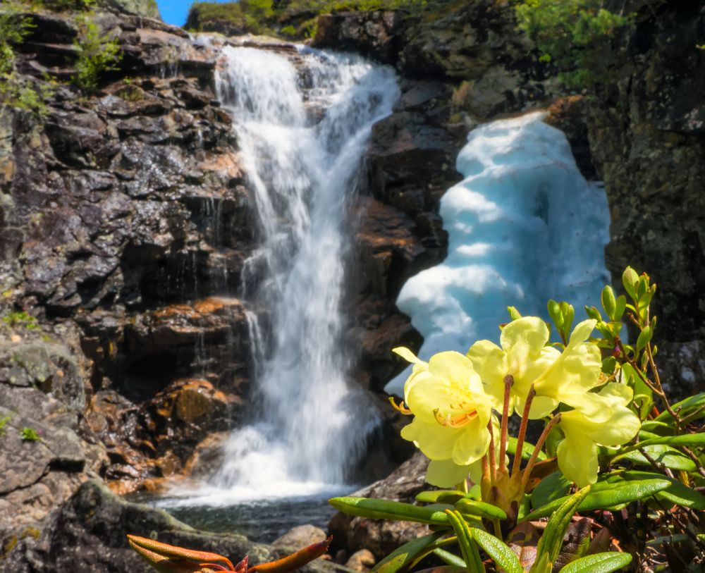 Водопад на реке Подкомарная