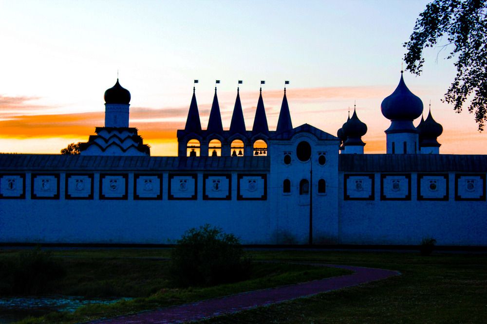 закат над монастырем