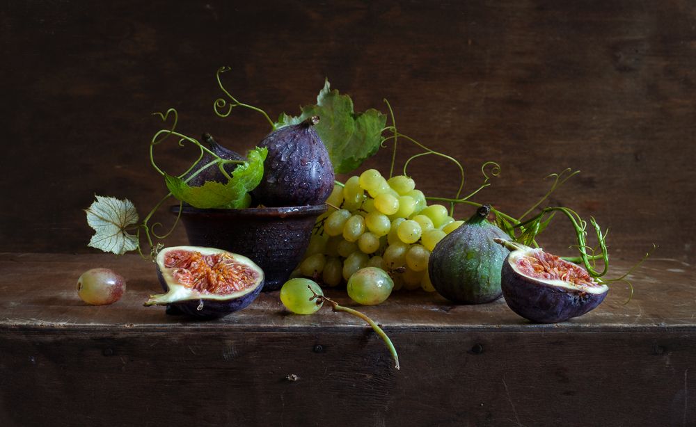 Натюрморт с инжиром и виноградом