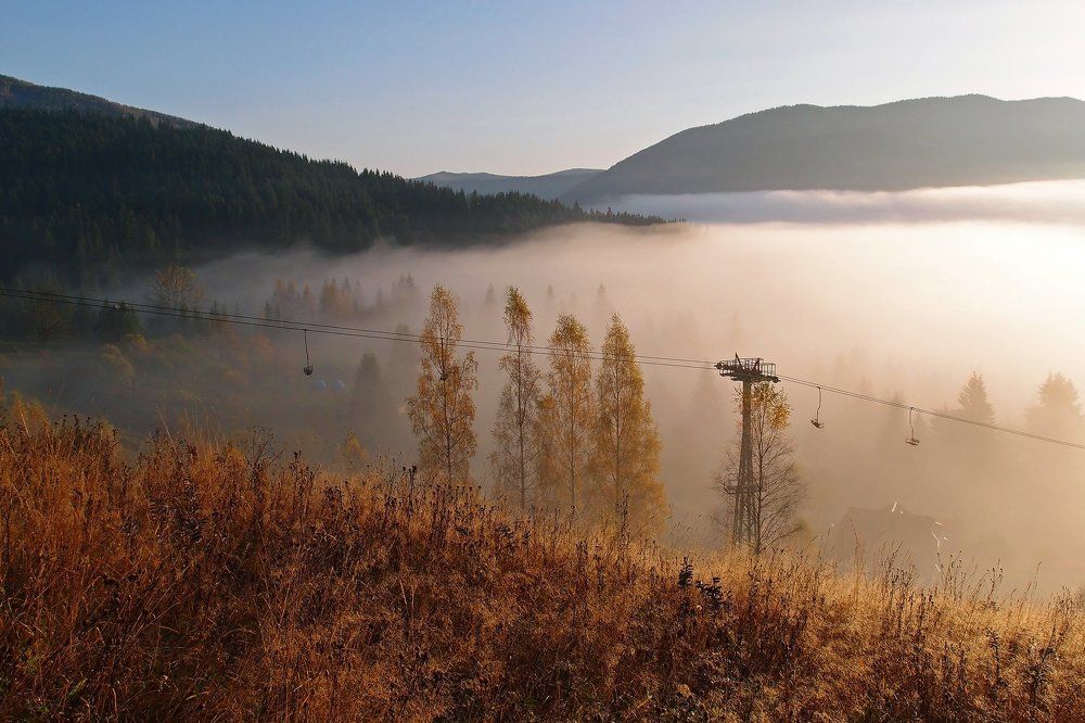 Осенний туман над поселком Ворохта.