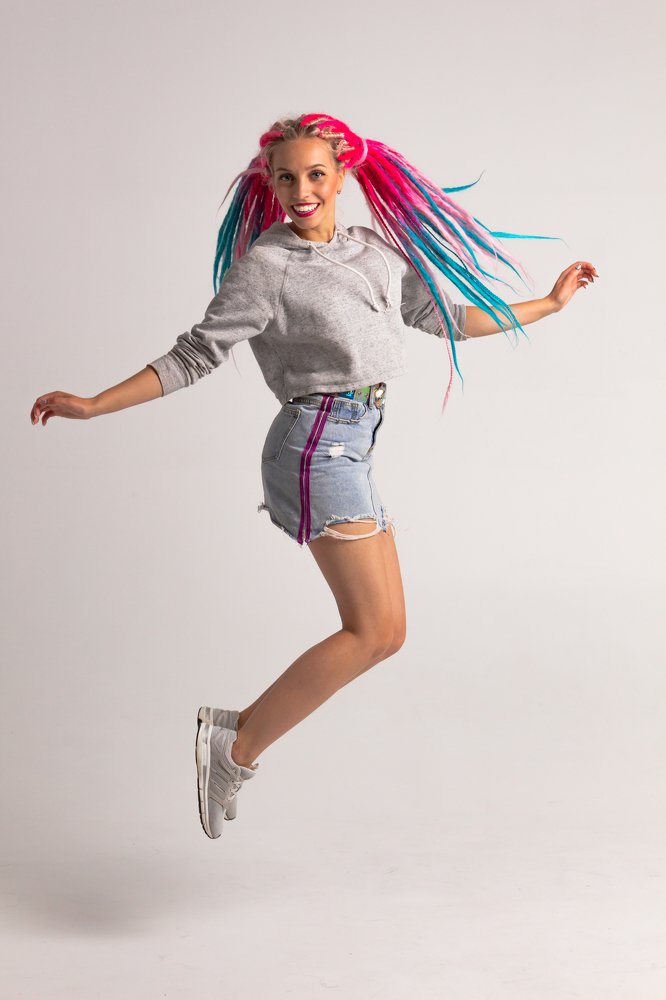 Яркая девушка