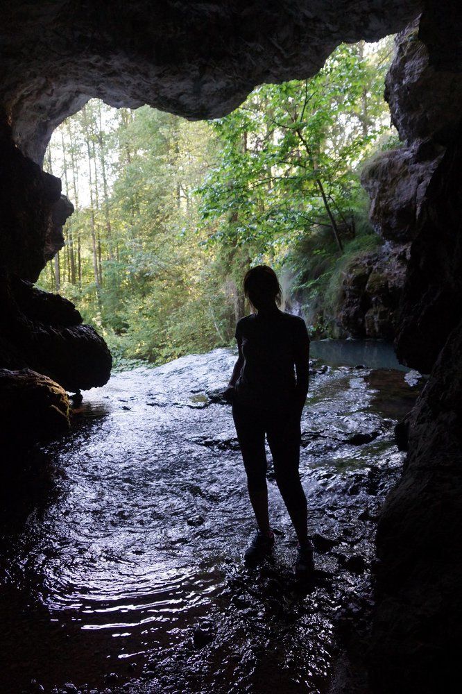 В гроте водопада