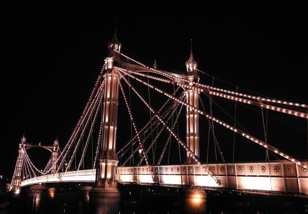 Мост в ночном  убранстве