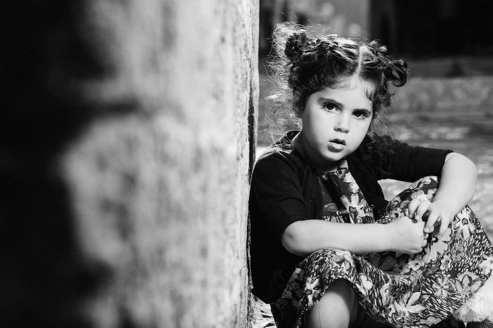 Девочка на ступенях