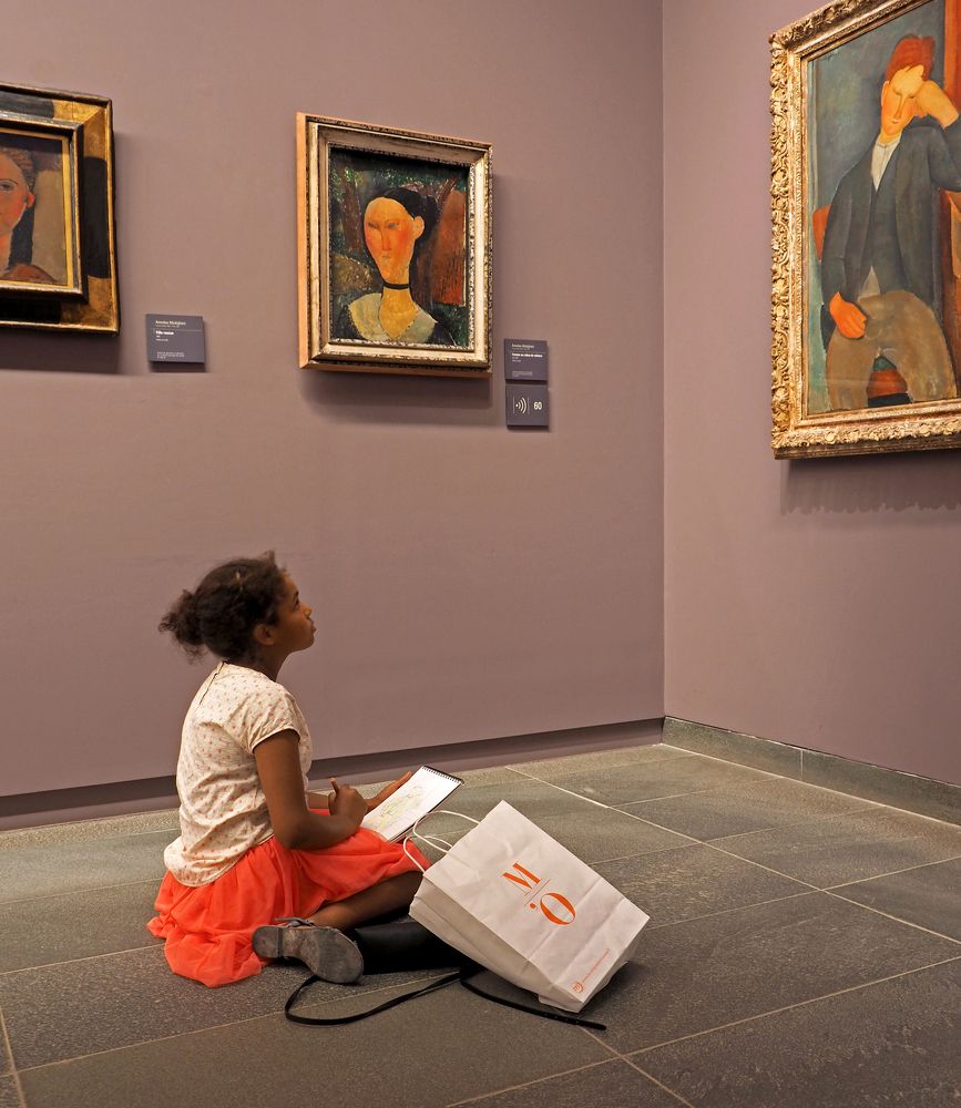 Девочка, делающая зарисовку