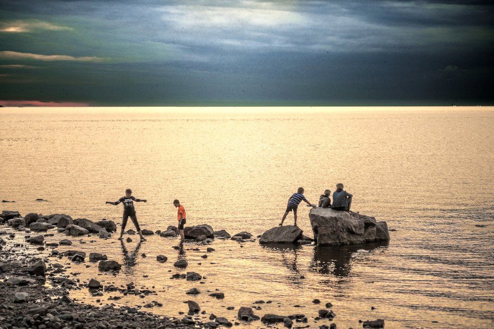 Дети и море. Ночные игры