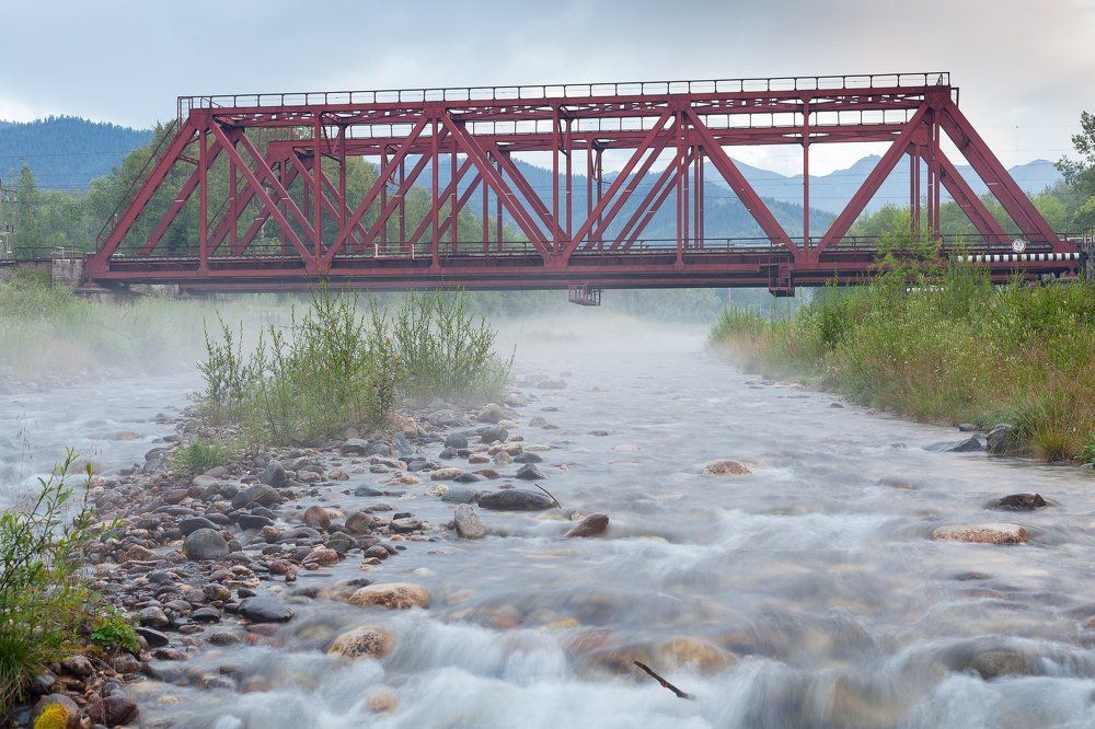 Железнодорожный мост через горную реку