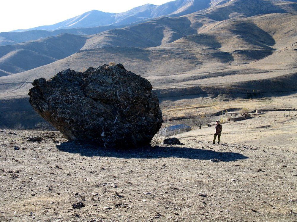 North Nurata Range. Siliceous-carbonate block.