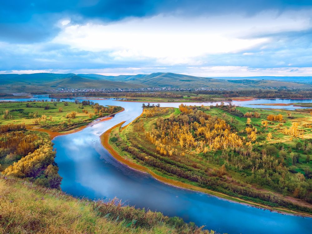 Протоки Енисея встречают осенний закат