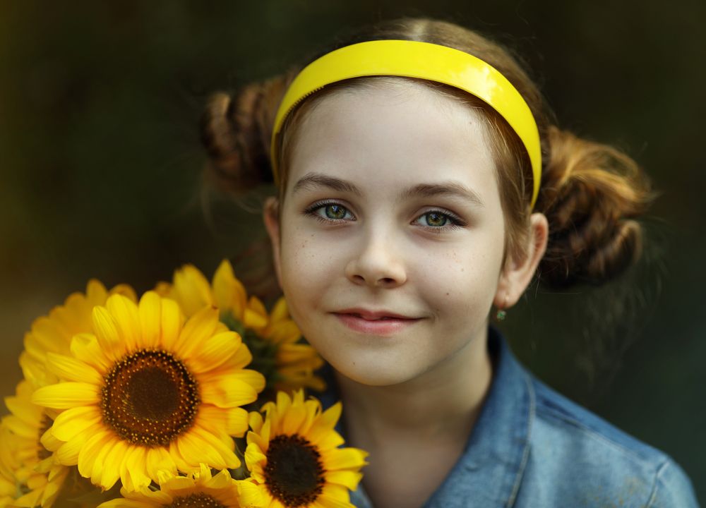 Девочка с подсолнухами