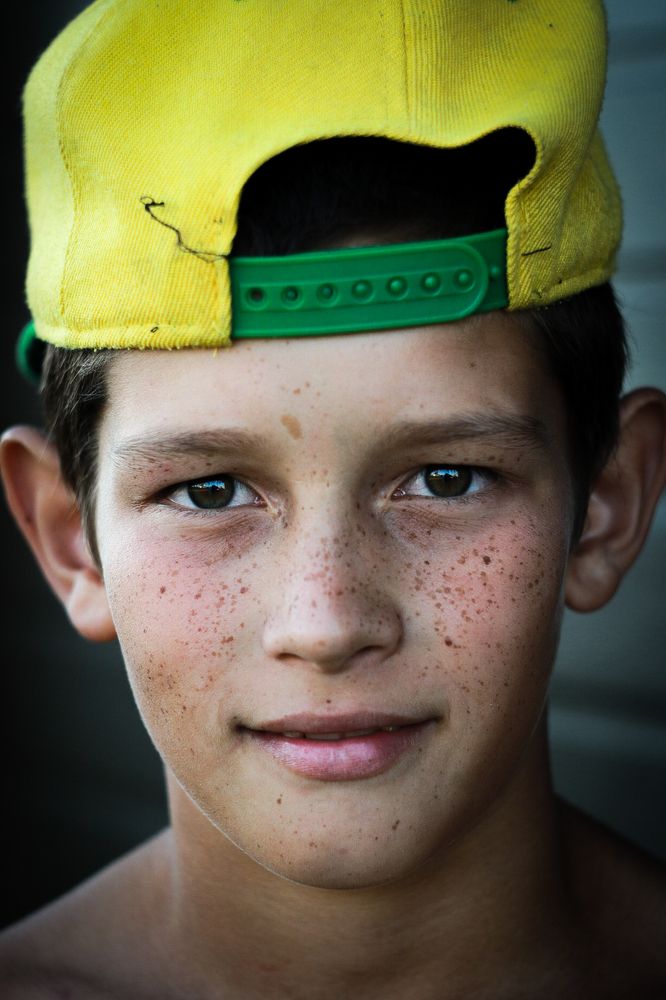 Паренёк с веснушками