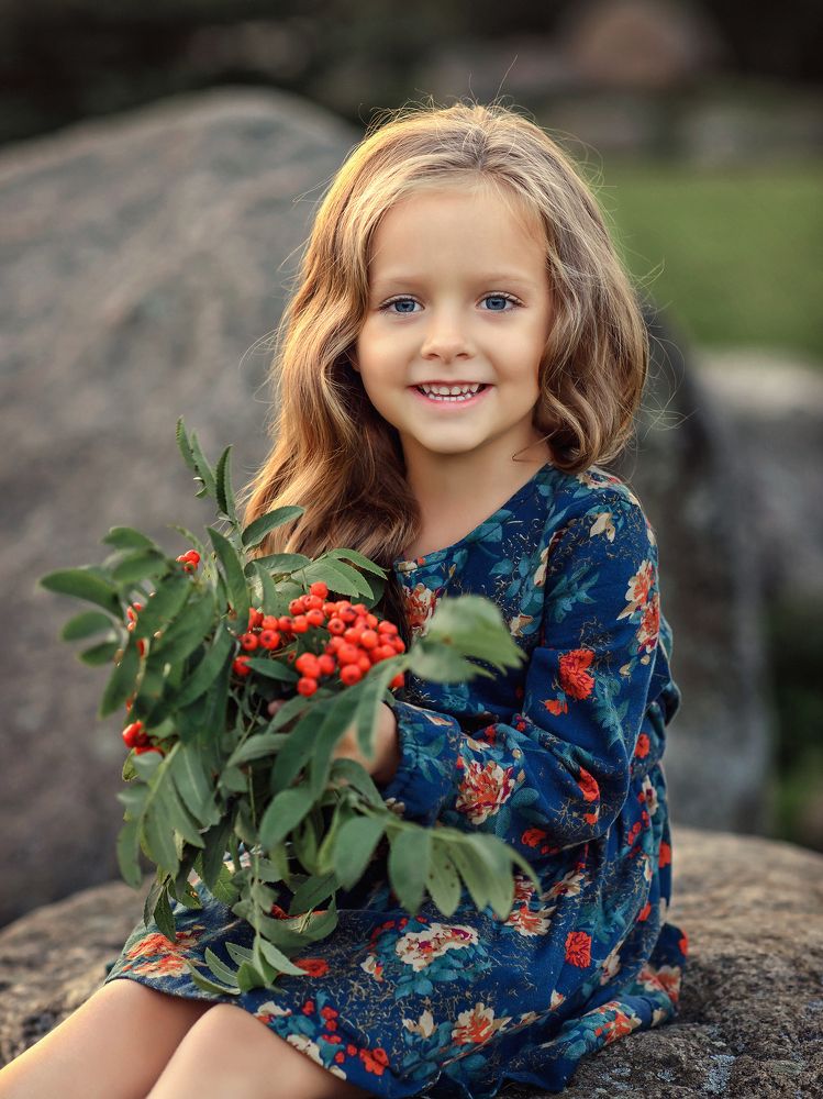 Девочка с рябиной