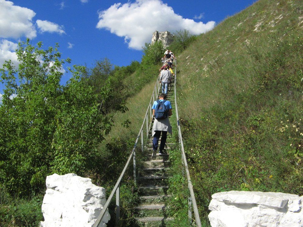 Восхождение. They climb the mountain