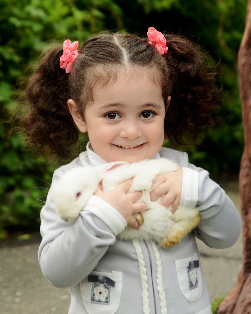Девочка с кроликом