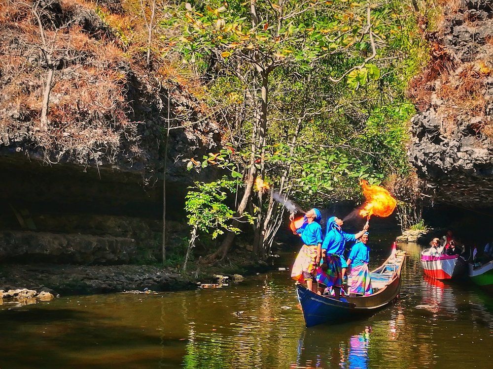 Papporo dancers on a boat