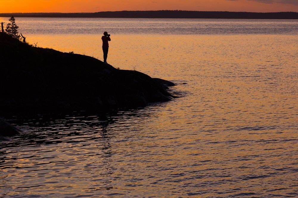 силуэт фотографа на берегу Ладожского озера