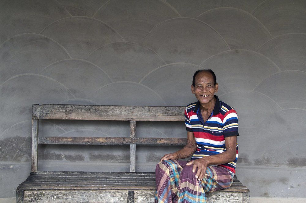 To smile, the pearl falls