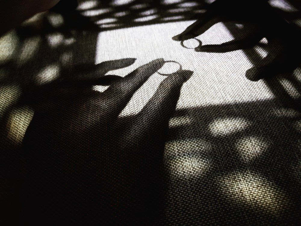 Тени с обручальными кольцами