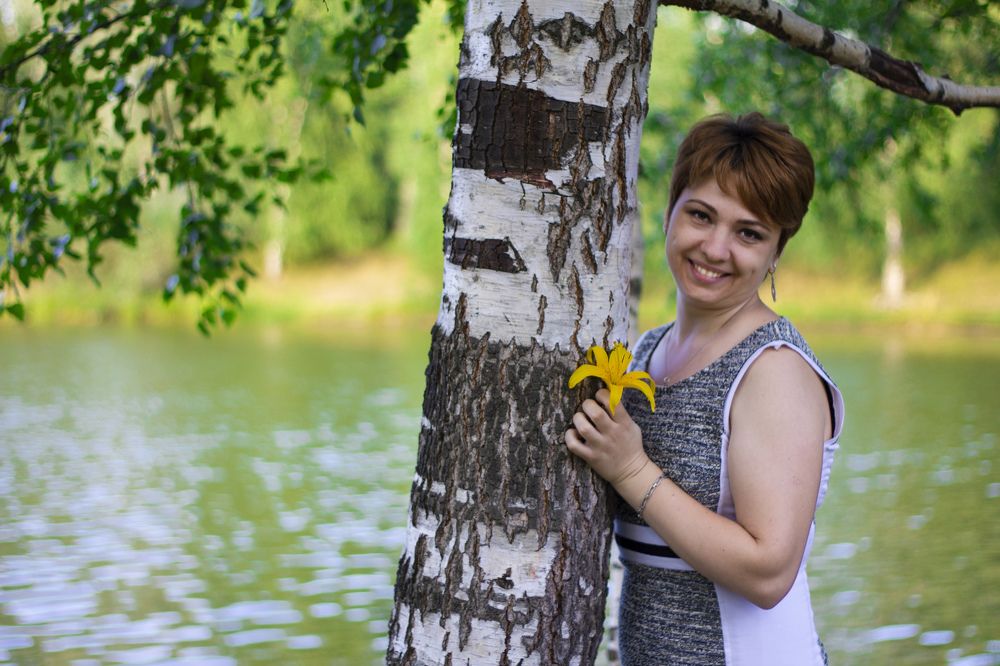 Девушка у озера