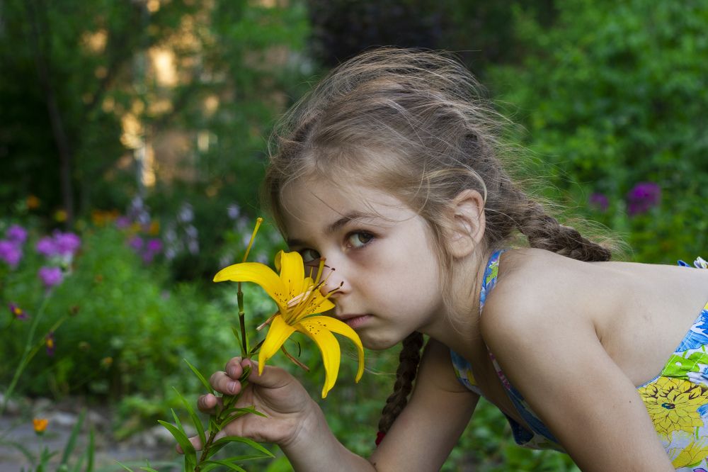 Девочка с цветком