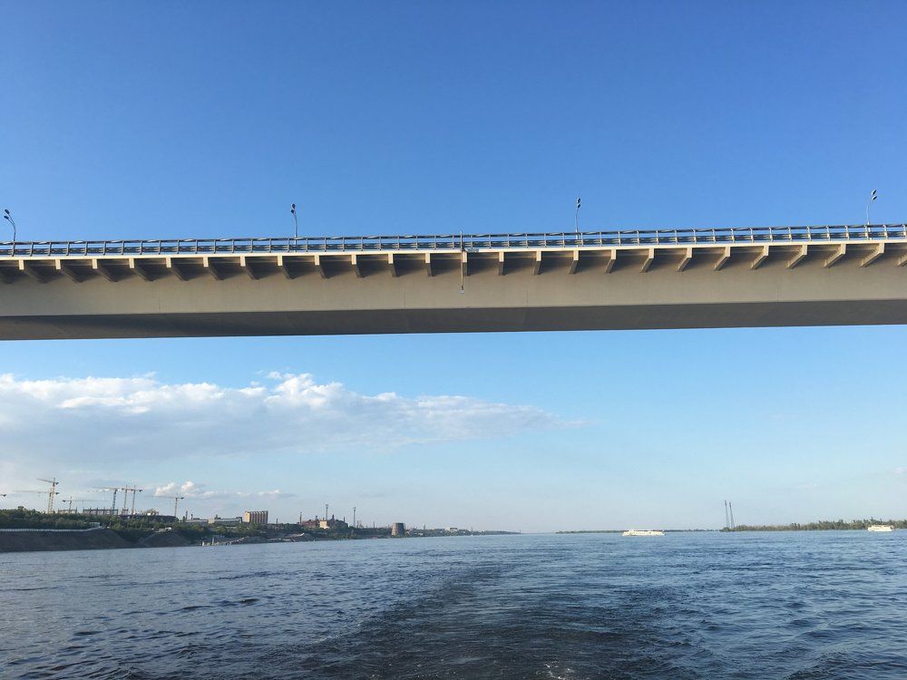 Проплывая под мостом...