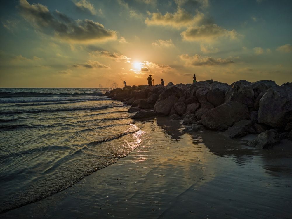 На закате дня.