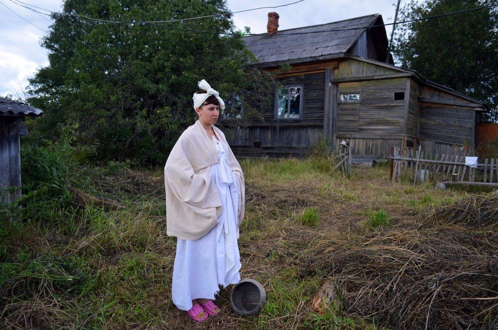 у деревенского дома